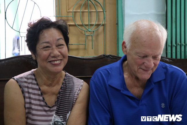 Hai người đang trải qua quãng thời gian vui vẻ khi cùng nhau ôn lại kỷ niệm thời trẻ.