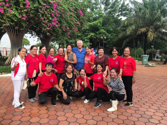 Bà Lan đưa ông Ken ra công viên thăm bạn bè của mình vào ngày 16/9. (Ảnh: NVCC)