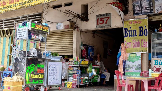 Cách đó không xa, chung cư 137 Lý Thường Kiệt quận Tân Bình có diện tích đất 291 m2 với 34 hộ có cấu trúc một trệt, 2 lầu và mái tôn cũng nằm trong danh sách phải di dời. Mặt tiền của khu chung cư này được các hộ dân tận dụng để kinh doanh. Ngoài ra, trên địa bàn quận Tân Bình còn có chung cư 47 Long Hưng, chung cư 40/1 Tân Phước và chung cư 170-171 Tân Châu thuộc diện hư hỏng nặng, cần được di dời, tháo dỡ và xây dựng lại. Ảnh: Hải Tuệ.