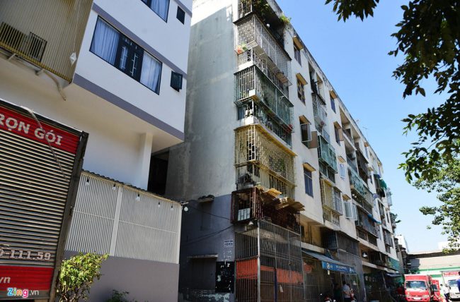 Lô E chung cư 518 Võ Văn Kiệt là toà nhà 5 tầng có 38 hộ dân đang sinh sống. Đầu năm 2019, Sở Xây dựng TP.HCM đưa ra kết quả kiểm định cho thấy công trình này bị nghiêng 45 cm, lún cục bộ 38 cm và có thể sập bất kỳ lúc nào. Dự án do Công ty Kinh doanh nhà TP làm chủ đầu tư đã đưa vào sử dụng khoảng 20 năm. Đầu năm 2019, lãnh đạo UBND TP.HCM đã chấp thuận đề xuất của UBND quận 1 về việc tháo dỡ khẩn trương lô E chung cư 518 Võ Văn Kiệt và xây mới nhằm đảm bảo an toàn cho người dân. Ảnh: Lê Quân.