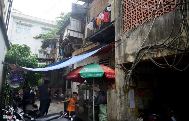 Chung cư 6 Bis nằm dưới dốc cầu Khánh Hội, nối trung tâm quận 1 và quận 4, thuộc đường Nguyễn Tất Thành, được xây dựng trước năm 1975. Công trình kết cấu một trệt một lầu này nằm trong diện tích khu đất phù hợp quy hoạch gần 700 m2. Chung cư này được đánh giá mức độ nguy hiểm cấp D, thuộc diện nhà chung cư nguy hiểm cần phải di dời, phá dỡ khẩn cấp theo quy định. Hiện nay, công trình này đã hoàn tất thủ tục di dời người dân sang nơi an toàn. Ảnh: Lê Quân.