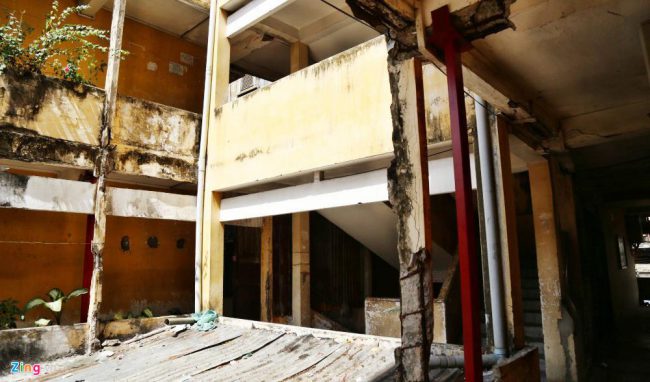 Chung cư Vĩnh Hội được xây dựng từ trước năm 1975 với quy mô 4 tầng trên diện tích khoảng gần 4.000 m2, đến nay đã xuống cấp nghiêm trọng, không còn đảm bảo các điều kiện an toàn cho người dân sinh sống, xếp loại nguy hiểm cấp D. Theo UBND quận 4, trước đây dự án xây mới chung cư Vĩnh Hội được chấp thuận giao cho một nhà đầu tư. Tuy nhiên, sau 10 năm, dự án vẫn không thực hiện được, buộc Nhà nước phải thu hồi giấy phép của chủ đầu tư trên và tìm chủ đầu tư mới. Ảnh: An Huy.