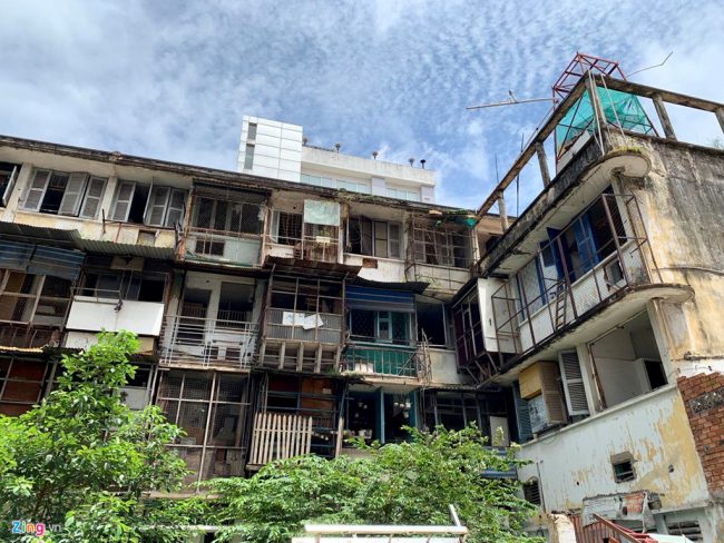 Chung cư Cửu Long tọa lạc tại số 128 Hai Bà Trưng, phương Đa Kao, quận 1 là công trình được xây dựng từ trước năm 1975. Từ năm 2007, khi chung cư có dấu hiệu xuống cấp trầm trọng, UBND quận 1 đã lên phương án di dời cư dân để xây lại chung cư này. Tuy nhiên, sau 10 năm chưa đưa ra được phương án cải tạo, trong khi công trình ngày càng yếu và có thể sập bất cứ lúc nào, tháng 8/2017, UBND quận 1 đã tổ chức cưỡng chế di dời cư dân. Chủ đầù tư của dự án án xây mới chung cư Cửu Long là Công ty Phát triển nhà châu Á - Thái Bình Dương. Quá trình triển khai dự án vẫn đang còn một số vướng mắc. Ảnh: Hải Tuệ.