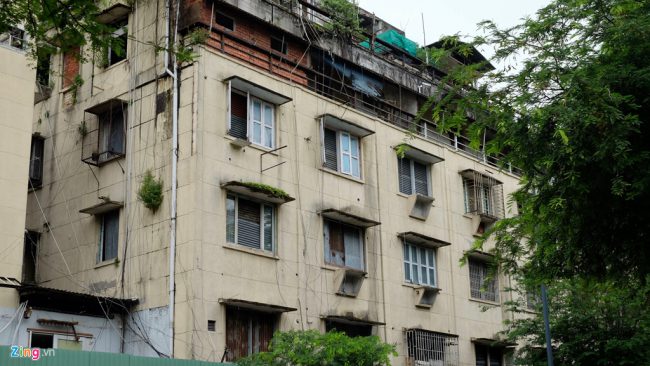 Là một công trình hơn 60 năm tuổi ở giữa trung tâm quận 1, chung cư số 23 Lý Tự Trọng với diện tích hơn 1.200 m2 đã hoàn tất quá trình giải tỏa. Sau khi di dời, các hộ dân được tự chọn chủ đầu tư xây dựng mới là Công ty CP Địa ốc Downtown. Chung cư 23 Lý Tự Trọng nằm đối diện với Bệnh viện Nhi đồng 2 và gần các công trình trung tâm của quận 1 như UBND thành phố, Nhà thờ Đức Bà. Ảnh: Hải Tuệ.