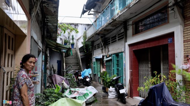 Chung cư 43 Bình Tây ở phường 1, quận 6 có diện tích 1.653 m2, là nơi sinh sống của 48 căn hộ. Đây là một trong những công trình được UBND thành phố giao UBND quận Tân Bình thực hiện di dời do dư hỏng nặng. Tuy nhiên, nói với Zing.vn, một số hộ dân ở đây cho biết họ chưa thể di dời vì mức đến bù chưa thoả đáng, trong khi nhiều căn nhà vẫn đủ điều kiện sinh sống. Ảnh: Hải Tuệ.