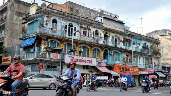 Nằm ở nút giao giữa đường Trần Hưng Đạo và đường Châu Văn Liêm (phường 11, quận 5), chung cư 440 Trần Hưng Đạo được xây dựng từ trước năm 1975 có kết cấu gồm trệt, lửng, 2 lầu, sân thượng và mái bê tông cốt thép. Đây là nơi sinh sống của khoảng hơn 30 hộ dân. Kết quả kiểm định cho thấy mức độ nguy hiểm của công trình ở cấp khả năng chịu lực của kết cấu không đáp ứng được yêu cầu sử dụng bình thường, xuất hiện tình trạng nguy hiểm tổng thể, khả năng sụt lún cao. UBND thành phố mới đưa ra yêu cầu hộ dân đến tạm cư ở cao ốc An Phú để cơ quan chức năng tháo dỡ công trình và đảm bảo an toàn. Ảnh: Hải Tuệ.