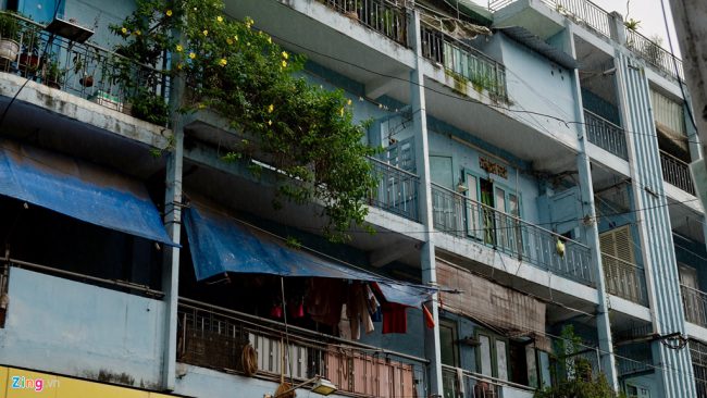 Là một trong 5 chung cư hư hỏng nặng cần được di dời khẩn cấp, tháo dỡ và xây dựng lại của quận Tân Bình, chung cư 149-151 Lý Thường Kiệt (phường 7) có diện tích 282,04 m2 với 21 hộ sinh sống. Trước thông tin về việc di dời, một số hộ dân vẫn còn bám trụ với lý do chưa nhận được kế hoạch xây mới chung cư cụ thể và còn vướng mắc trong chính sách tái định cư. Ảnh: Hải Tuệ.