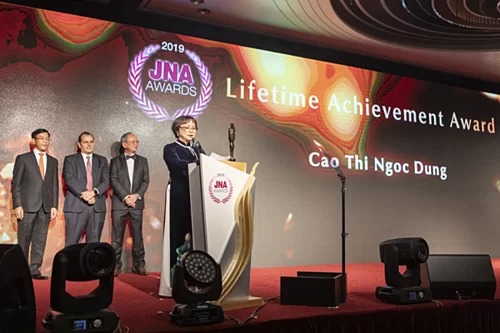 Bà Dung phát biểu nhận giải "Thành tựu trọn đời" tại đêm trao giải JNA Awards.