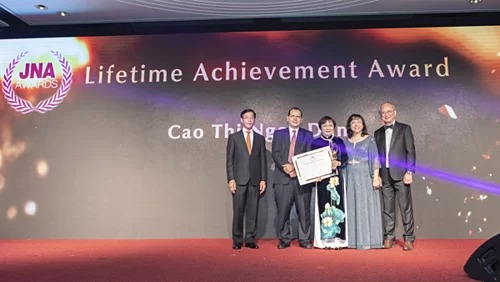 Chủ tịch PNJ (thứ 3 từ phải sang) chụp hình cùng người đại diện nhận giải của các nước.