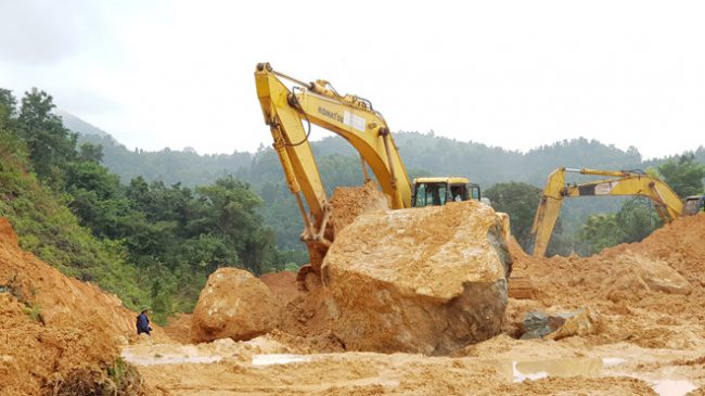 Sạt lở trên đường Hồ Chí Minh nhánh tây đoạn qua đèo Sa Mù (H.Hướng Hóa, Quảng Trị)