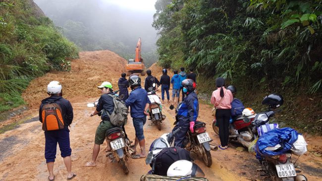 Sạt lở chia cắt hoàn toàn 2 xã Hướng Việt và Hướng Lập (H.Hướng Hóa, Quảng Trị) với bên ngoài