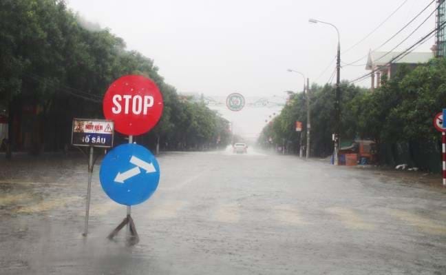 Nhiều tuyến đường trong TP.Hà Tĩnh bị ngập nặng vào sáng 4.9, hàng nghìn học sinh phải nghỉ học. Ảnh: Q.C