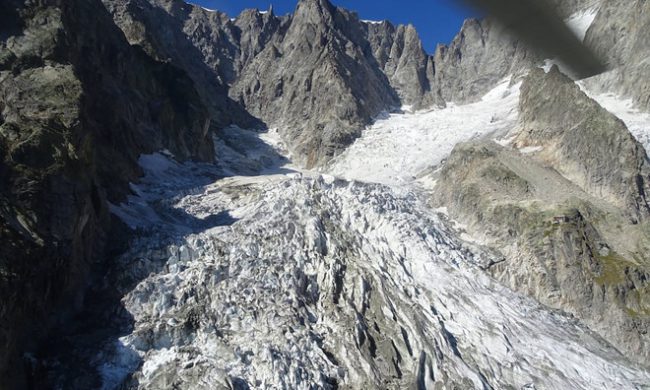 Sông băng Planpincieux trên đỉnh Grandes Jorasses của núi Mont Blanc. Ảnh: AFP.