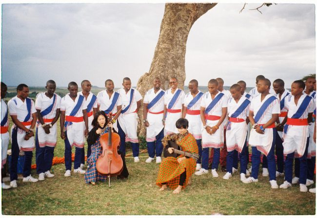 Lê Cát Trọng Lý (phải), Nguyễn Thanh Tú (trái) và nhóm hợp xướng Kenyan Boys Choir