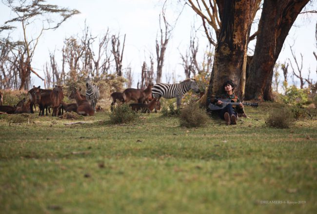 Lê Cát Trọng Lý chụp ở hồ Naivasha, Kenya trong chuyến lưu diễn vào tháng 8-2019