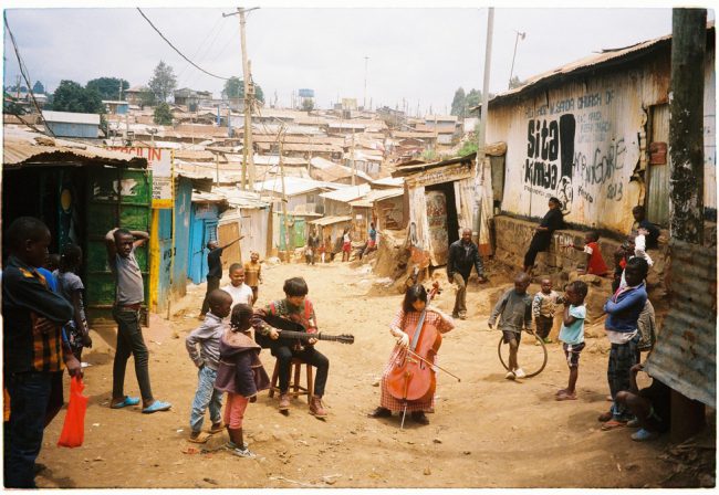 Lê Cát Trọng Lý hát cho trẻ em nghèo ở Kibera, Nairobi hồi tháng 8-2019
