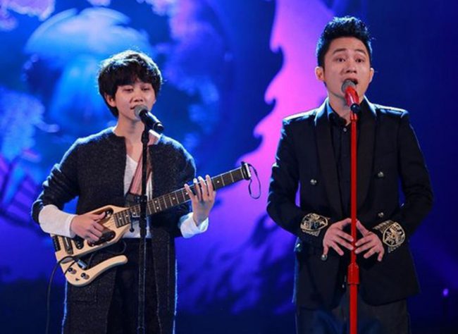 Lê Cát Trọng Lý trong một lần hát cùng Tùng Dương