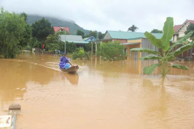 Hàng trăm nhà dân ở huyện Hướng Hóa, tỉnh Quảng Trị bị ngập sâu Ảnh: ĐỨC NGHĨA