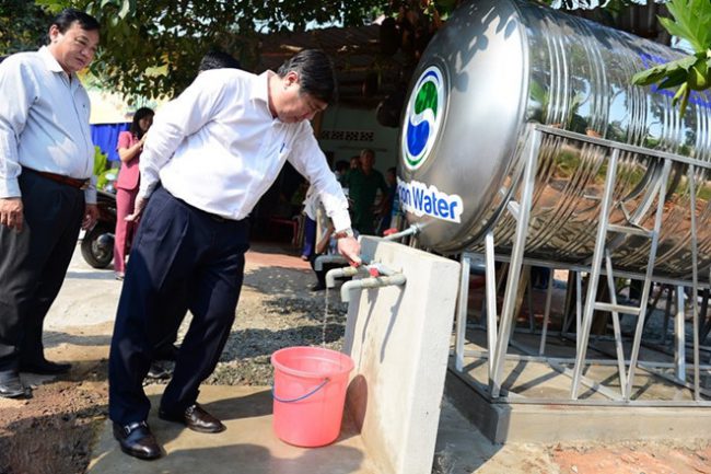 Chủ tịch UBND TP.HCM Nguyễn Thành Phong kiểm tra nước sạch tại gia đình một hộ dân ở huyện Củ Chi. Ảnh: Phước Tuần