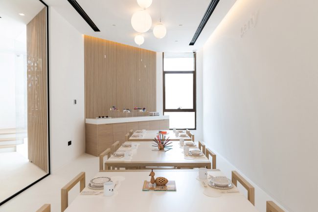 Ở khu vực tầng trên, nhà hàng còn cung cấp không gian lớn sử dụng cho các buổi hội thảo nghệ thuật hay tổ chức sinh nhật, xen lẫn đó là những kệ sách có hình ảnh bắt mắt phù hợp với lứa tuổi. Lẽ dĩ nhiên, hầu hết các khu vực chức năng còn lại như nhà vệ sinh, phòng tắm, bồn rửa đều được chú ý thực hiện theo nhân trắc phù hợp với trẻ nhỏ.