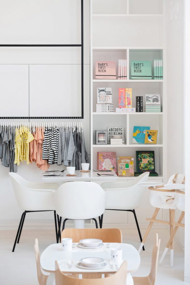 Một số màu sắc (không phải trung tính) hiếm hoi xuất hiện trong không gian nhà hàng.