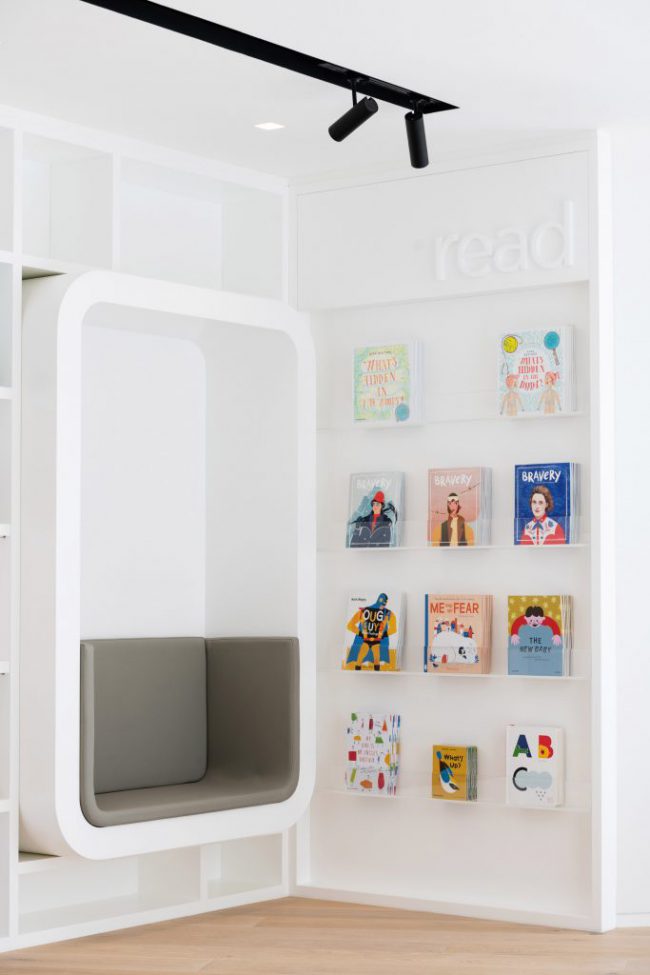 “Chúng tôi chọn ra bảng màu riêng biệt cho không gian trẻ em mà không gây ảnh hưởng quá nhiều đến các giác quan. Tuy nhiên bảng màu này vẫn thúc đẩy sự sáng tạo, trí tưởng tượng và khả năng học tập của trẻ.” – Nhóm thiết kế cho biết.