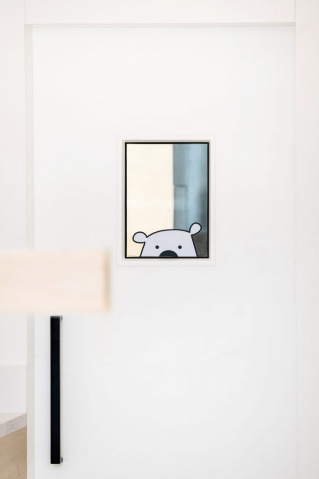 "Trẻ em nên được khám phá môi trường xung quanh và tìm không gian riêng của chúng, nơi chúng cảm thấy thoải mái. Thiết kế của chúng tôi tập trung vào việc nhân bản hóa kiến trúc nội thất, mang lại cảm giác cân bằng giúp trẻ em dễ dàng hòa nhập.” – Theo nhóm thiết kế chia sẻ.