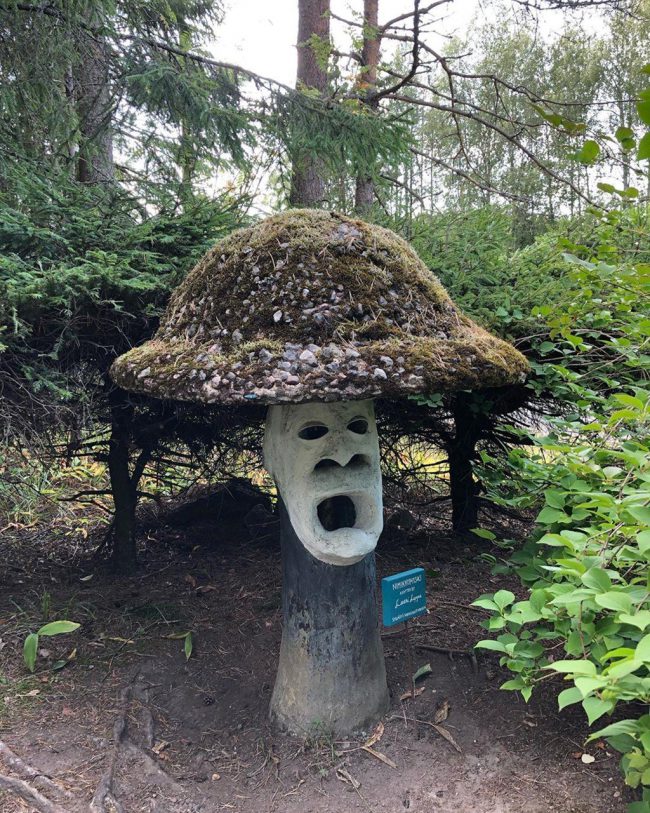 Như để tăng thêm vẻ đáng sợ, u ám, nghệ sĩ còn gắn loa phát ra những âm thanh lầm bầm khó hiểu bên trong một số bức tượng. Công viên điêu khắc của Veijo Ronkkonen mở cửa tự do, điều quan trọng là bạn có đủ can đảm để viếng thăm hay không. Ảnh: Adveliina, kseniyasilver11.