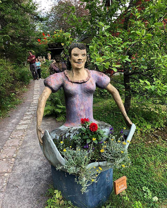 Nằm sâu trong khu rừng Parikkala ở Phần Lan là công viên điêu khắc kỳ quái bậc nhất hành tinh. Nơi đây lưu giữ gần 500 tác phẩm điêu khắc nghệ thuật của nghệ sĩ Veijo Ronkkonen. Mỗi bức tượng thể hiện một trạng thái cảm xúc khác nhau từ hy vọng, vui vẻ đến sợ hãi, bi thảm. Không ít tác phẩm hình người để lộ hàm răng trắng bệch khiến người xem kinh hãi. Ảnh: Ahokoivu, insight_leader.