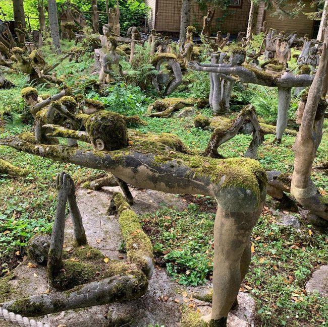 Veijo Ronkkonen, tác giả của những bức tượng kỳ quái, từng là công nhân trong nhà máy giấy ở Phần Lan. Sau đó, ông nghỉ việc, chuyển đến trang trại nhỏ gần khu rừng Parikkala và sống một cuộc đời khép kín, âm thầm xây dựng những bức tượng bằng bê tông. Ông hoàn thành tác phẩm điêu khắc đầu tiên vào năm 1961, luôn chào mừng du khách tới thăm công trình, nhưng từ chối quảng bá chúng. Ảnh: T_leo_v, iianukovich.