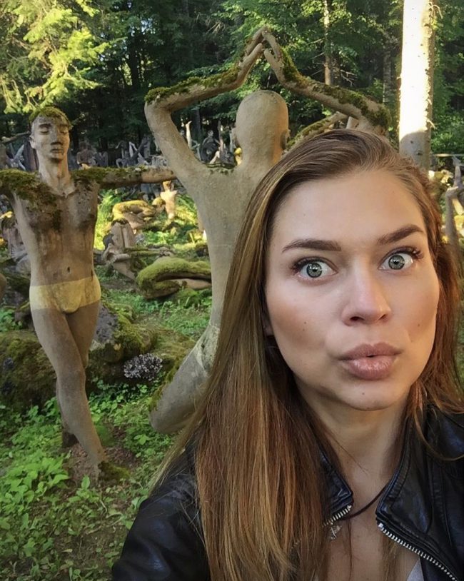 Hàng trăm bức tượng đáng sợ ở công viên thách thức cả những người gan dạ nhất. Trong lần đầu tiên đặt chân đến, phần lớn du khách cảm thấy sợ hãi. Những "người đá" sở hữu gương mặt kỳ dị, nụ cười đáng sợ trong tư thế đứng ngồi khác nhau gây ám ảnh. Tuy vậy, công viên vẫn mang sức hút kỳ lạ, ước tính có khoảng 25.000 người tham quan mỗi năm. Ảnh: Elekurt, alexandrasamarina.