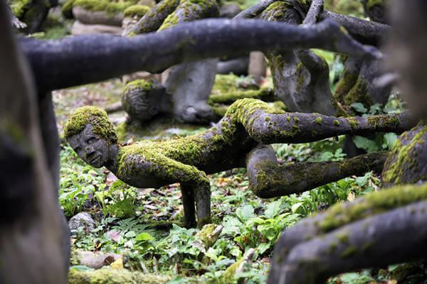 Ronkkonen từng tập yoga vào những năm 1960. Do đó, bên cạnh khát khao chạm đến các nền văn hóa, tôn giáo và nghi lễ, nhiều tác phẩm nơi đây có nét tương đồng với người làm ra chúng, thể hiện đời sống nội tâm của Ronkkonen. Có 200 bức tượng là chân dung tự họa của nghệ sĩ, trong nhiều tư thế tại một buổi tập yoga. Ảnh: Mikasoikkeli.