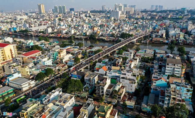 Đường Phạm Hùng (đoạn từ giao lộ Nguyễn Văn Linh - ngã tư Hưng Phú, quận 8) hiện là tuyến giao thông chính ở cửa ngõ phía nam kết nối vào trung tâm TP.HCM. Đây là một trong những điểm đen về ùn tắc giao thông của TP.HCM nhiều năm qua.