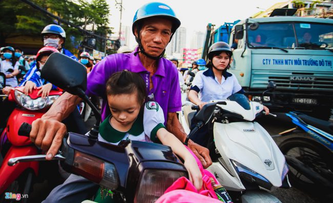 Các phụ huynh chở học sinh đi học qua đây cho biết ngày nào họ cũng mất gần 30 phút để di chuyển qua đoạn đường vài trăm mét, rất căng thẳng và mệt mỏi.
