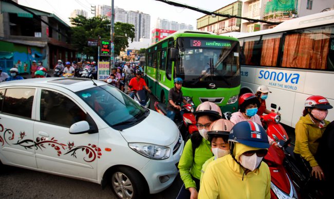 Kẹt xe là thế, còn người điều kiển phương tiện thì ai biết người đó, lưu thông hỗn loạn. Xe lớn chèn ép xe máy, còn xe máy thì tạt đầu, chặn mũi xe lớn.