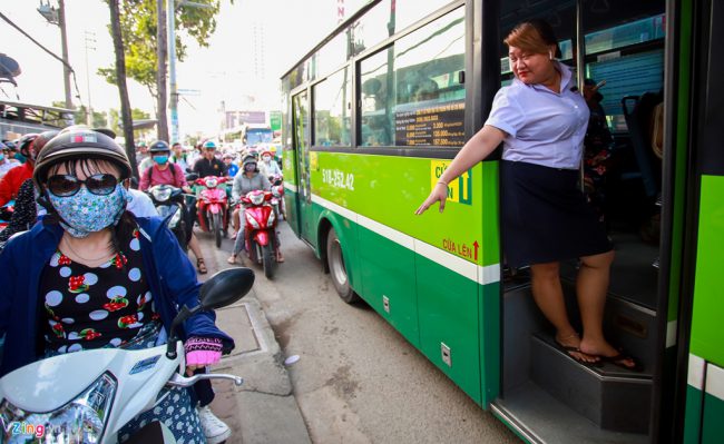 Chị Xuân (nhân viên xe buýt) cho biết việc ghé vào các trạm đón khách rất vất vả. Đoạn đường chỉ vài trăm mét nhưng nhiều khi chôn chân bằng thời gian chạy đầu tuyến đến cuối tuyến.