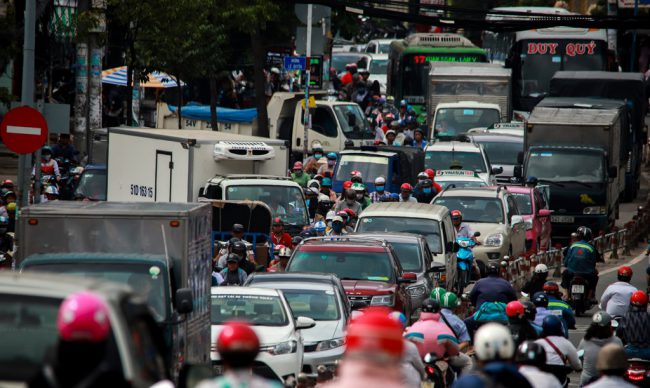 Không chỉ vậy, ngoài giờ cao điểm, ở các khung giờ xe tải được phép chạy vào nội thành, tình trạng kẹt xe cũng rất trầm trọng.