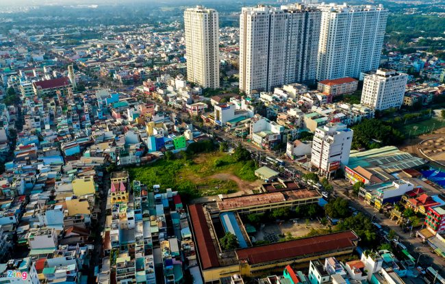 Đường Phạm Hùng vốn quá tải vì diện tích mặt đường nhỏ hẹp, dân cư đông đúc, nay phải gồng mình gánh thêm hàng chục nghìn căn hộ chung cư ồ ạt xây lên ở khu vực này.