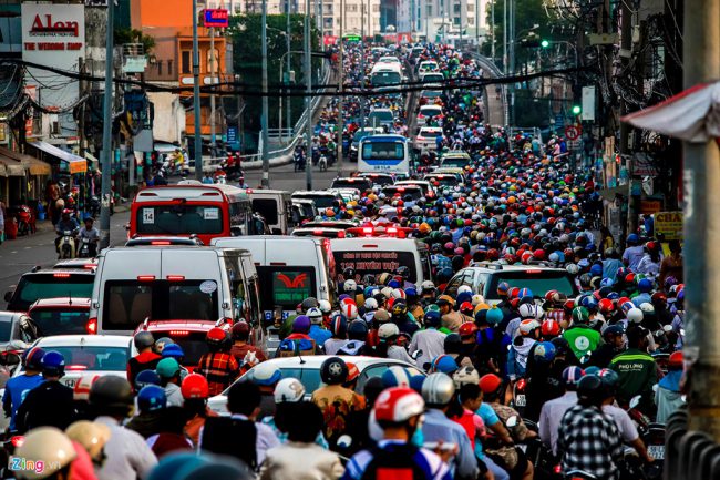 Nguyên nhân là vướng nút "thắt cổ chai" ngay ngã tư Hưng Phú khi cầu Chánh Hưng chưa được mở rộng.