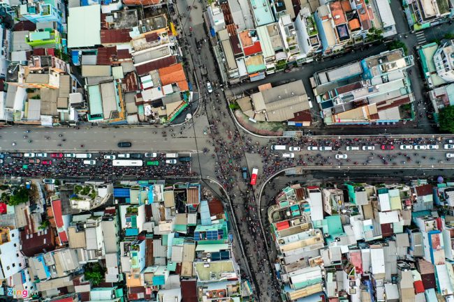 Một lý do nữa là hệ thống đèn giao thông đặt ngay dưới chân cầu Chánh Hưng và cầu Nguyễn Tri Phương khiến các phương tiện dồn về gấp, lực lượng chức năng gặp khó khăn khi điều tiết giao thông.