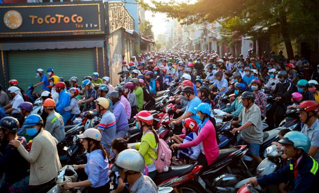 Ngay dưới chân cầu Chánh Hưng, nhiều đường vuông góc càng làm tăng lưu lượng xe cộ.