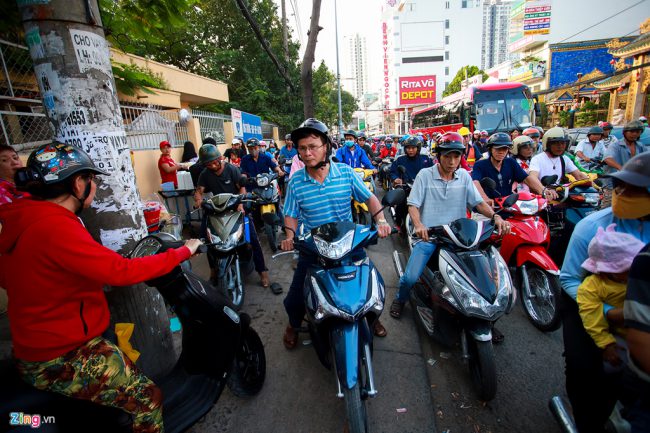 Ùn tắc nặng nhất là từ nút giao Tạ Quang Bửu, Phạm Hùng tới cổng trường Lương Văn Can nằm dưới chân cầu Chánh Hưng. Đoạn đường luôn kẹt vào giờ đi làm và tan tầm, kéo dài gần chục năm nay.