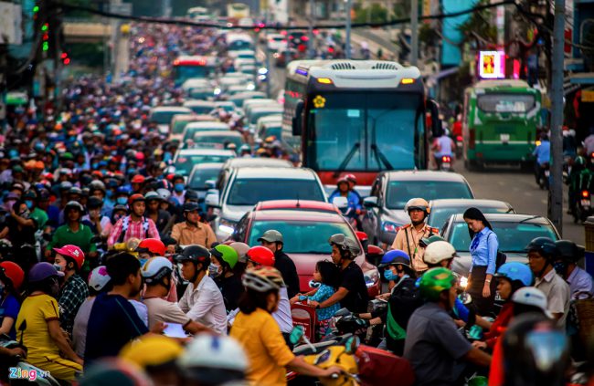 Lực lượng CSGT dù căng mình hoạt động vẫn không thể giải quyết được nạn kẹt xe.