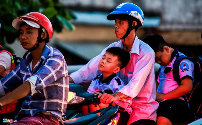 Nhiều em học sinh do quá mệt mỏi đã ngủ ngục trên xe khi cùng cha nhích từng chút trên cầu Chánh Hưng để về nhà.