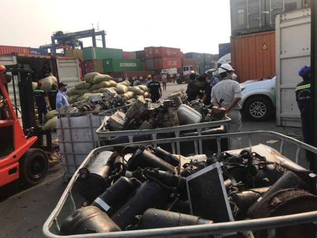 Nhiều phế thải độc hại đang tồn đọng tại các cảng biển VN Ảnh: Ng.Nga