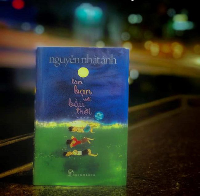 Sách Làm bạn với bầu trời bản đặc biệt. Ảnh: NXB Trẻ.