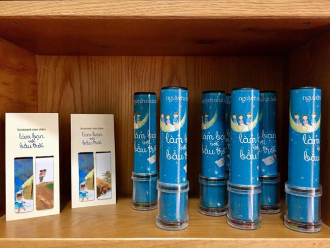 Kính vạn hoa phiên bản có hình ảnh Làm bạn với bầu trời.