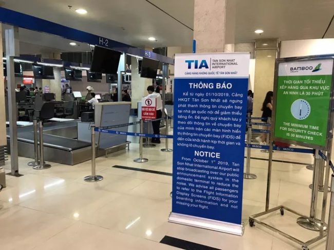 Sân bay Tân Sơn Nhất bố trí rất nhiều bảng thông báo cho hành khách biết việc ngừng phát loa ở ga quốc tế lẫn quốc nội từ ngày 1-10