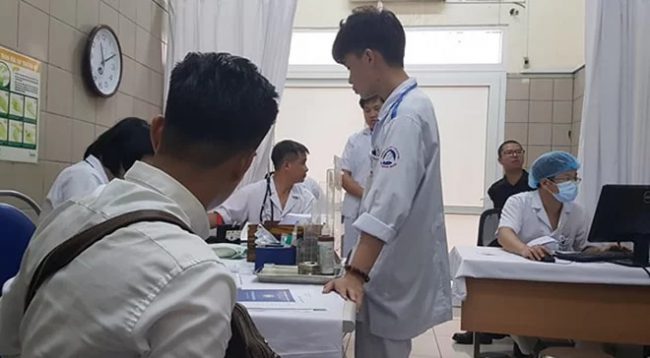 Bệnh nhân được lấy máu xét nghiệm thủy ngân sau cháy kho Rạng Đông, tại Bệnh viện Bạch Mai sáng 30/8. Ảnh: Ngọc Thành.