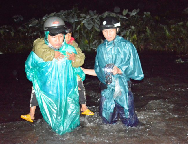 Thầy giáo vượt suối sâu, băng rừng vào tận nhà đầm đưa học sinh trở lại trường cho kịp ngày khai giảng